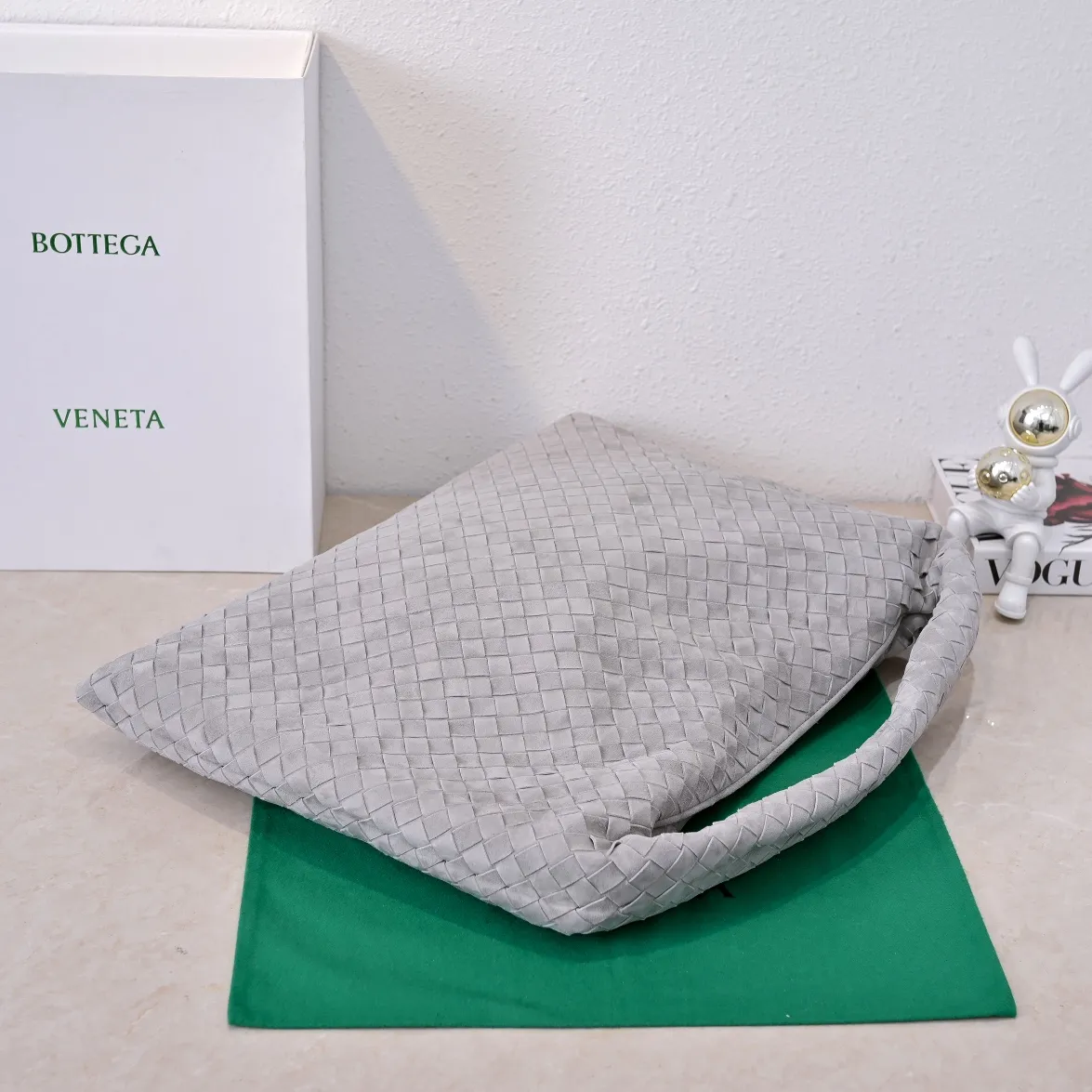 Batch 2160 #Bv Yangjin large size HOP cowhide, the bag body and handles are made of a whole piece of woven leather. The bag body is soft and lazy. Hop symbolizes the praise of innovation and eternal craftsmanship [love]. The pyramid silhouette combines practicality and fashion. Modern and casual, the bag mouth is double-sided closed design, more convenient and safe! Made of soft cowhide and full of texture, this is a must-have for fashionable ladies who like minimalism, comfort and casualness! Model: 3970 Dimensions: 54x24x13